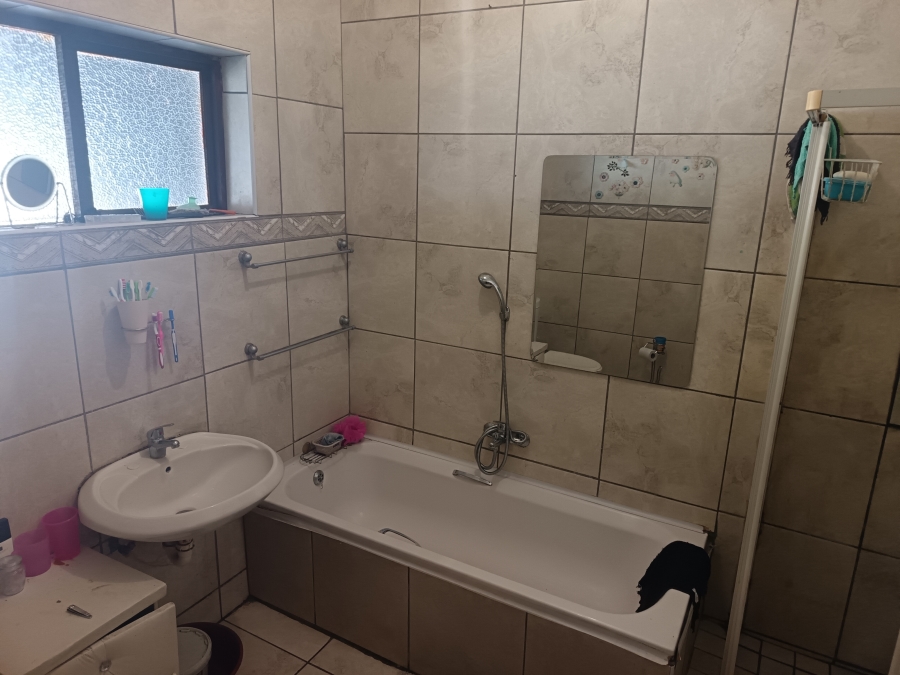 4 Bedroom Property for Sale in Algoa Park Eastern Cape